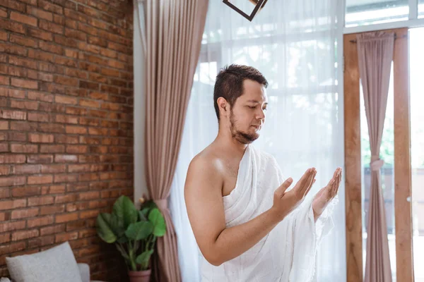 Muslim muž modlí nosit ihram oblečení — Stock fotografie