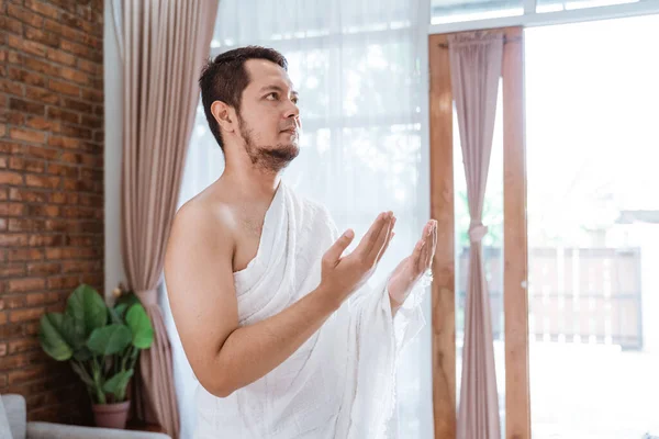 身穿伊赫拉姆服装的穆斯林男子祈祷 — 图库照片