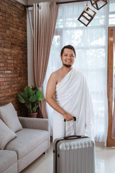 Glad leende muslim hane med resväska går för hajj — Stockfoto