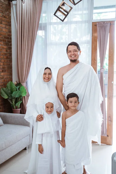 Hermosa familia musulmana hajj — Foto de Stock