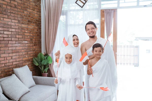 Muslim umrah e hajj com bandeira indonésia — Fotografia de Stock