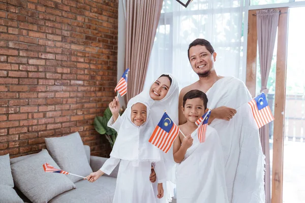 Muslim umrah dan haji dengan bendera malaysian — Stok Foto