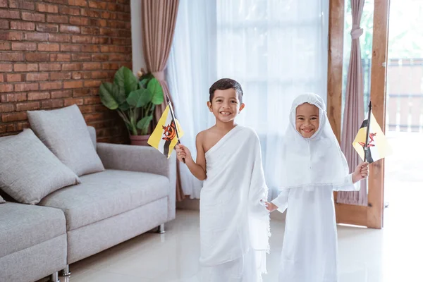 Ребенок в мусульманской одежде из ихрама и платье — стоковое фото