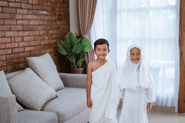 Anak mengenakan Muslim ihram pakaian dan pakaian — Stok Foto