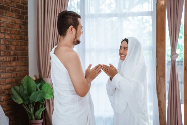 Muslim hajj Asian夫妇握手 — 图库照片