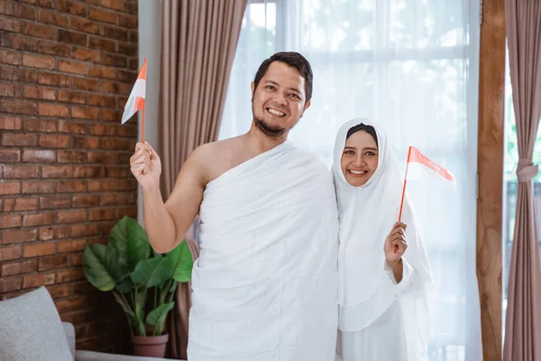 Esposa asiática y marido sosteniendo bandera nacional de indonesia —  Fotos de Stock