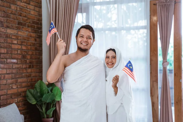 Esposa asiática y marido sosteniendo bandera nacional de malasia — Foto de Stock