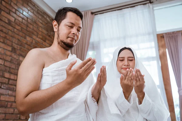 イスラム教徒の男性と女性が腕を開いて祈る — ストック写真