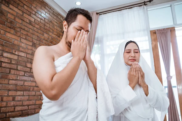 穆斯林夫妇祈祷 — 图库照片