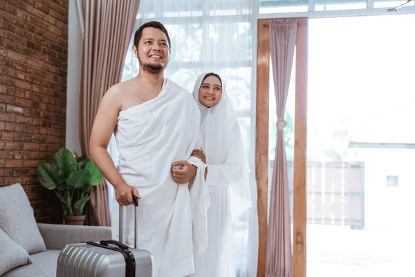 Peregrinos musulmanes esposa y marido listo para Umrah —  Fotos de Stock