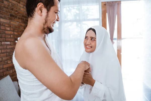 Karıcığım, duadan sonra kocanın elini öp. — Stok fotoğraf