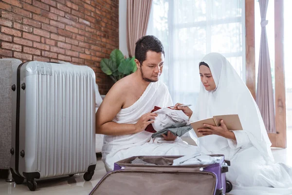 Peregrinos musulmanes esposa y marido hajj y umrah — Foto de Stock