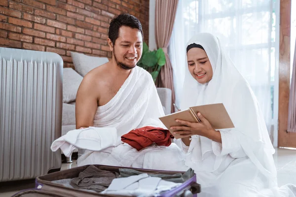 Muslimska pilgrimer hustru och make förbereda objekt — Stockfoto