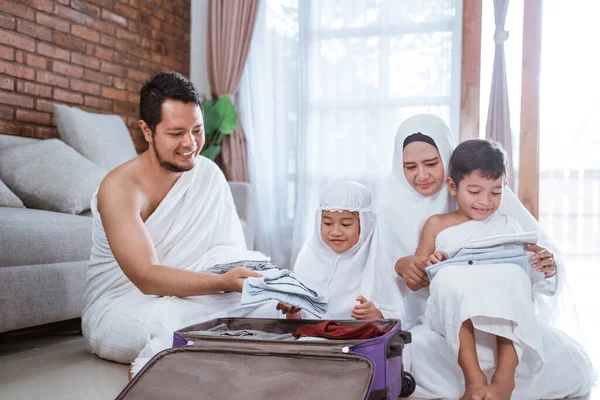 Familia musulmana hajj y umrah peregrino con niños —  Fotos de Stock