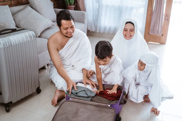 Muslim keluarga haji dan umrah haji dengan anak-anak — Stok Foto