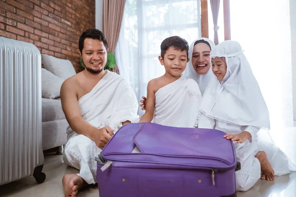 Moslim familie hadj en umrah pelgrim met kinderen — Stockfoto