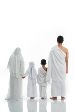 Asyalı Müslüman aile haccı arkadan vurulmuş.