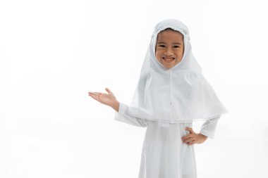 tesettürlü güzel Müslüman çocuk sunar