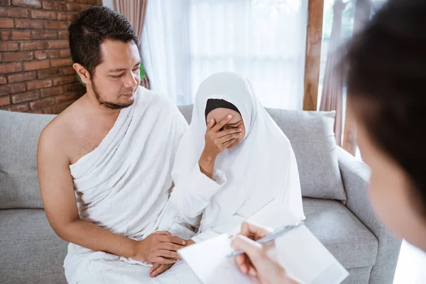 Muslimische Frau und Ehemann sagen Reise ab — Stockfoto