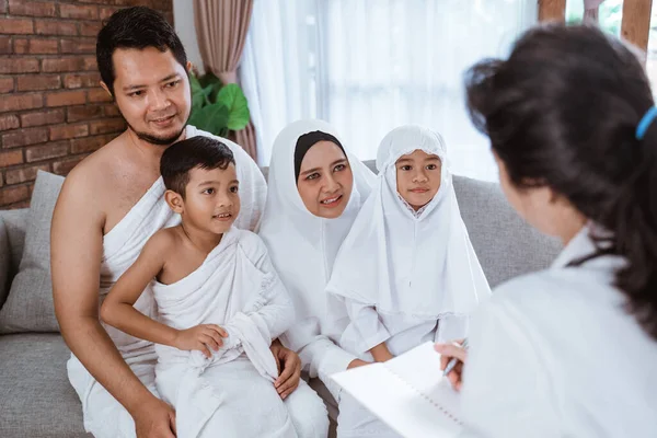 Семейная консультация с врачом до umrah — стоковое фото