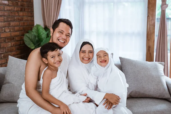 Bela família muçulmana hajj — Fotografia de Stock