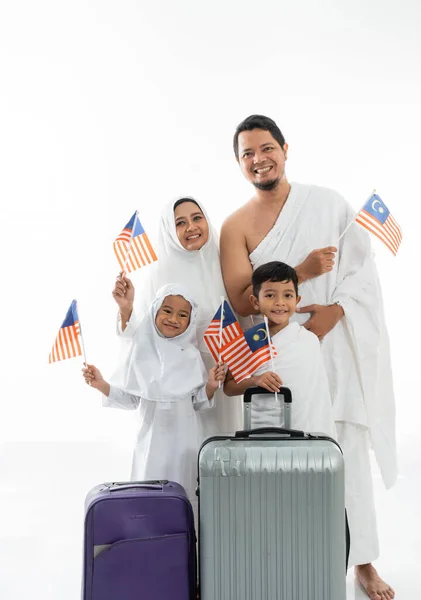 Muzułmanin umrah i hajj z flagą Malezji — Zdjęcie stockowe