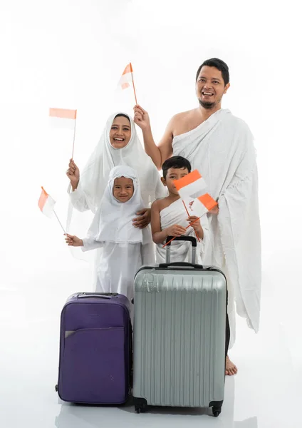 Muslim umrah y hajj con bandera indonesia — Foto de Stock