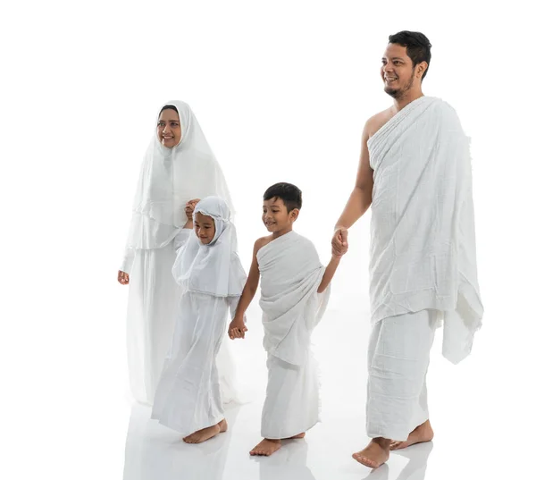 Muslimische Hadsch-Familie und Kinder gehen und halten Hand — Stockfoto