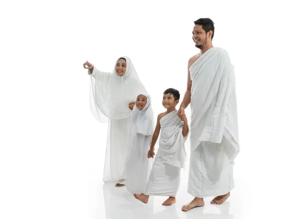 Muslimische Hadsch-Familie und Kinder gehen und halten Hand — Stockfoto