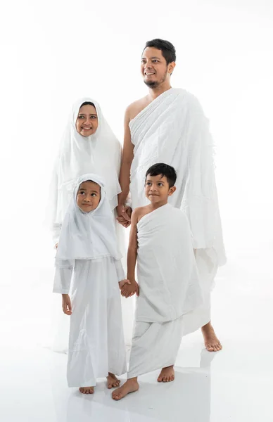 Muzułmańska rodzina hajj i dzieci spacerują i trzymają się za ręce — Zdjęcie stockowe