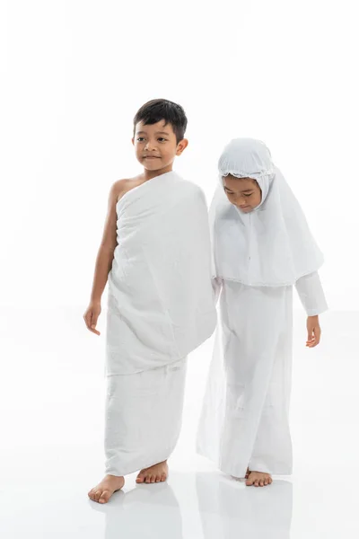 Bambino che indossa vestiti e vestiti musulmani ihram — Foto Stock