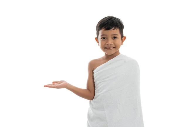 Asian boy with ihram presenting copyspace. — Stock Photo, Image