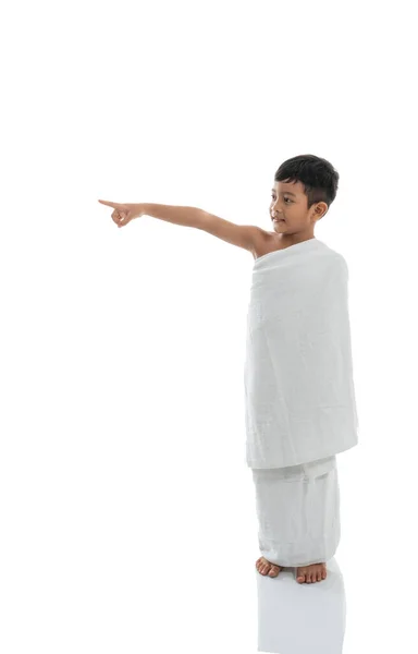 Asian boy with ihram presenting copyspace. — Stock Photo, Image