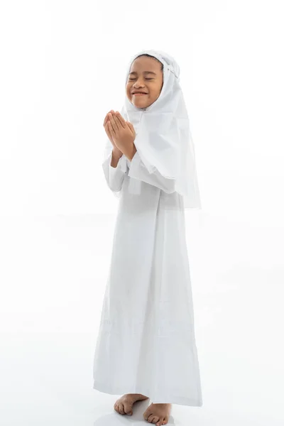 Ragazzo musulmano che prega e indossa ihram — Foto Stock