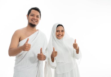 Müslüman hacı umrah baş parmağını gösterdi.