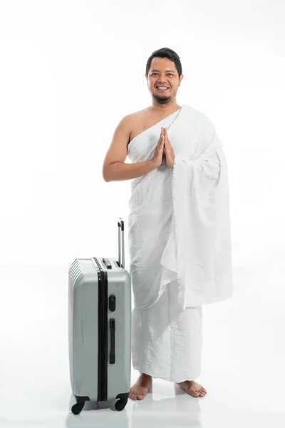 Hombre vistiendo ropa musulmana ihram para hajj y umrah — Foto de Stock