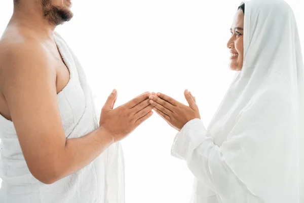 Müslüman hacı Asyalı çift el sıkışıyor. — Stok fotoğraf