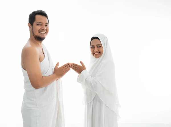 Muzułmanin hajj azjatycki para uścisk dłoni — Zdjęcie stockowe