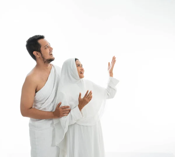Umrah ζευγάρι παρουσιάζει copyspace — Φωτογραφία Αρχείου