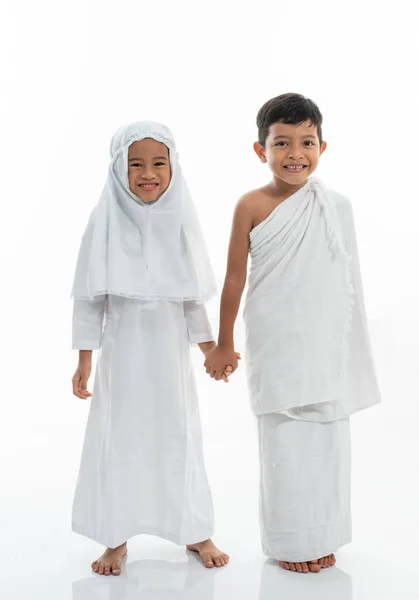 Asiatische Kinder mit ihram islamischen traditionellen weißen Kleidern — Stockfoto