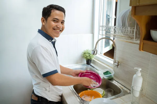 Mann spült Geschirr — Stockfoto