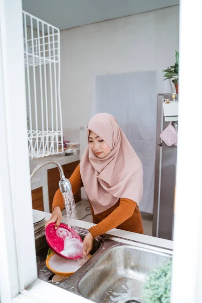 Muslim wanita mencuci piring — Stok Foto