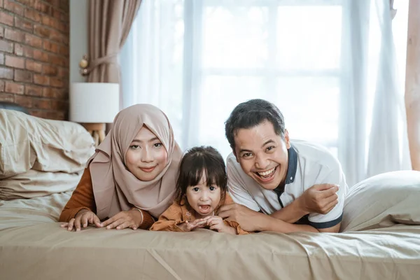Asyalı Müslüman aileler kameraya bakıp mutlu bir şekilde gülerler. — Stok fotoğraf