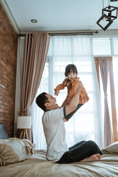 Vater zog seine kleine Tochter beim gemeinsamen Spielen groß — Stockfoto