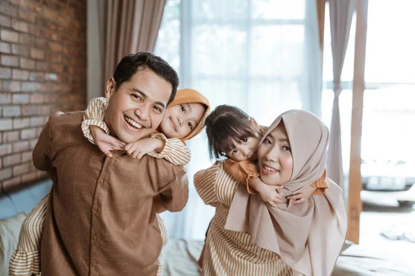 Ayah bahagia, ibu dan anak-anak kecil di muslim berpakaian kuda-kudaan — Stok Foto