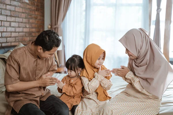 Famílias muçulmanas asiáticas cumprimentando umas às outras — Fotografia de Stock