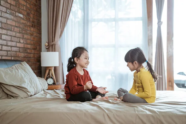 Twee kleine meisjes glimlachte gelukkig spelen samen — Stockfoto