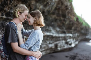 Genç çift plajda tatil yapıyor.