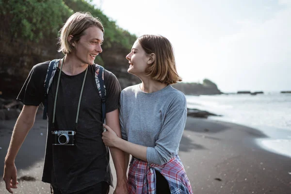 Jeunes vacances en couple sur la plage — Photo