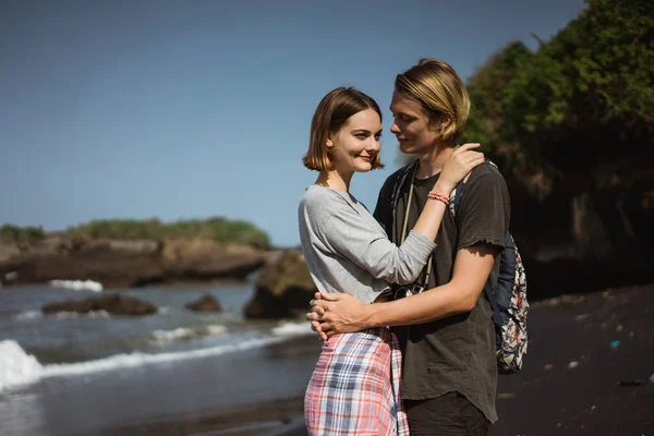 Vacaciones de pareja joven en la playa — Foto de Stock